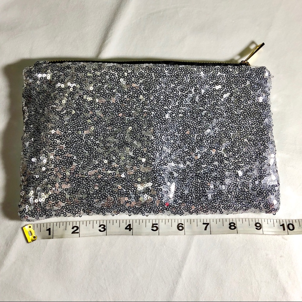 NEW! Silver sequin pouch - Picture 3 of 5